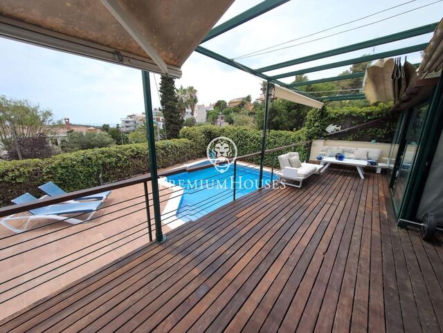 Corner Townhouse with Terrace and Sea Views in Vallpineda
