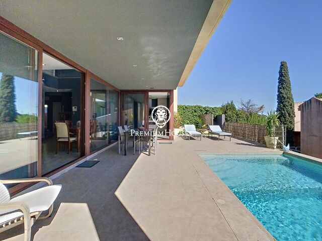 Moderna casa con piscina en venta en Alella