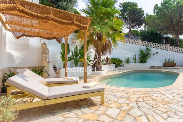 Casa mediterrània amb vista a la mar, piscina privada i apartament independent en lloguer a Sant Cebrià de Vallalta.