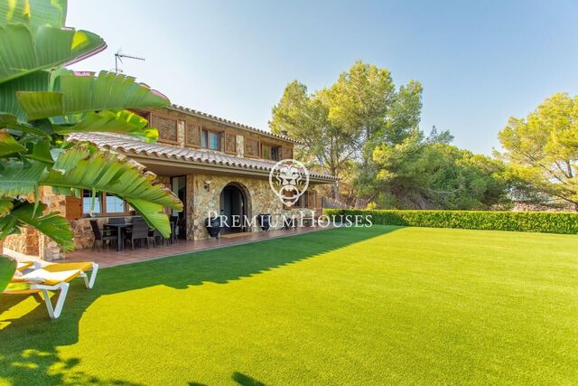 Exclusiva propiedad con vistas al mar y a la montaña en Argentona