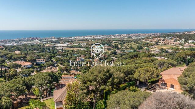 Magnicifent plot with sea views