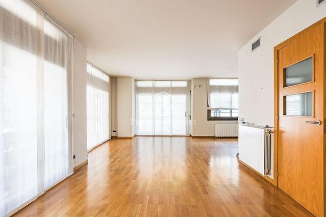 Exclusivo y luminoso piso con terraza en Las Tres Torres