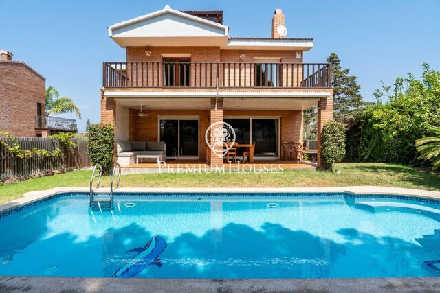Casa independiente con piscina y jardín en Vilafortuny