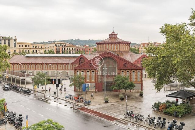 Maravillo piso amplio y soleado frente al Mercat de Sant Antoni