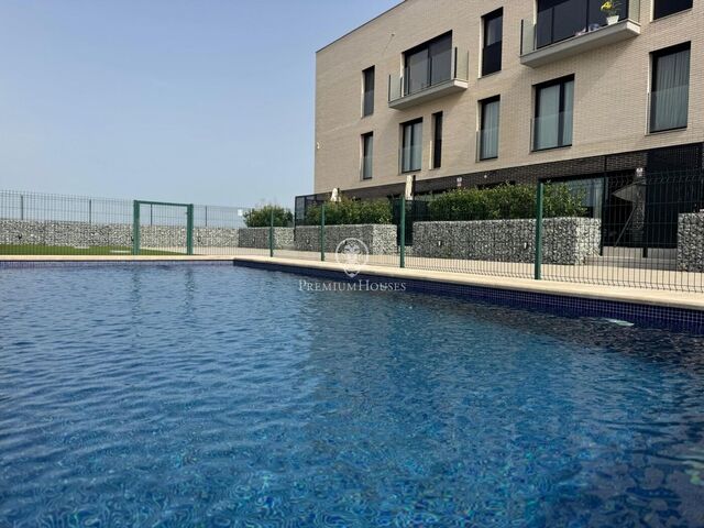 Elegant duplex with 3 bedrooms, private outdoor space and community pool