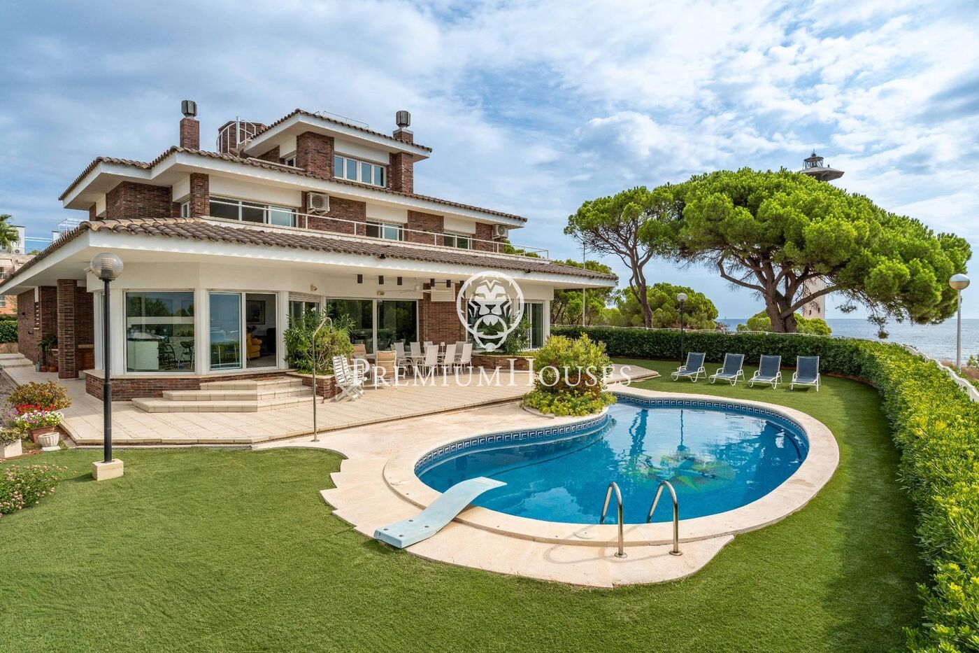 Casa con piscina en primera línea de mar en els Munts
