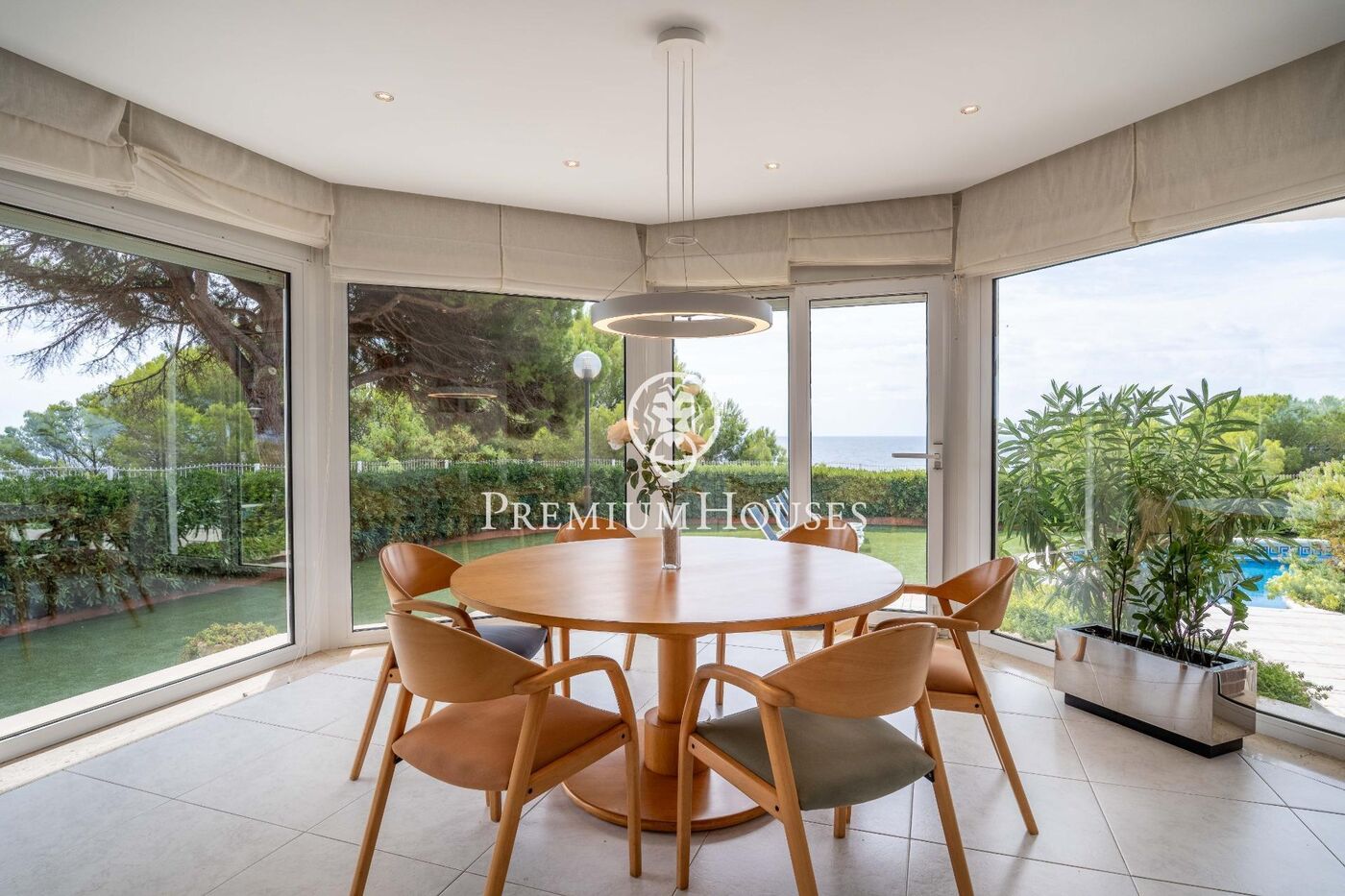 Casa con piscina en primera línea de mar en els Munts
