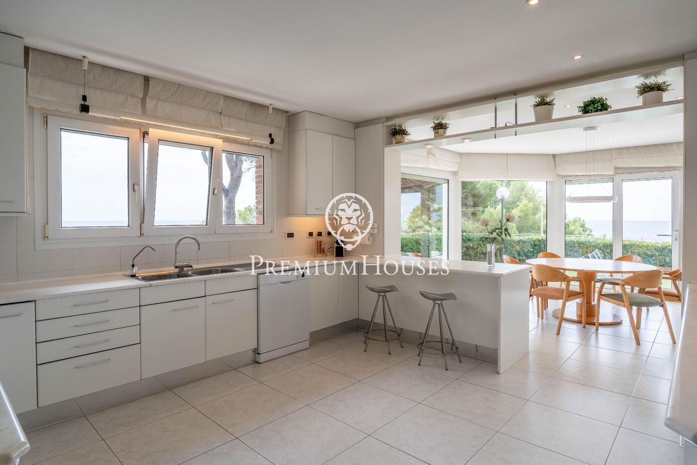 Casa con piscina en primera línea de mar en els Munts