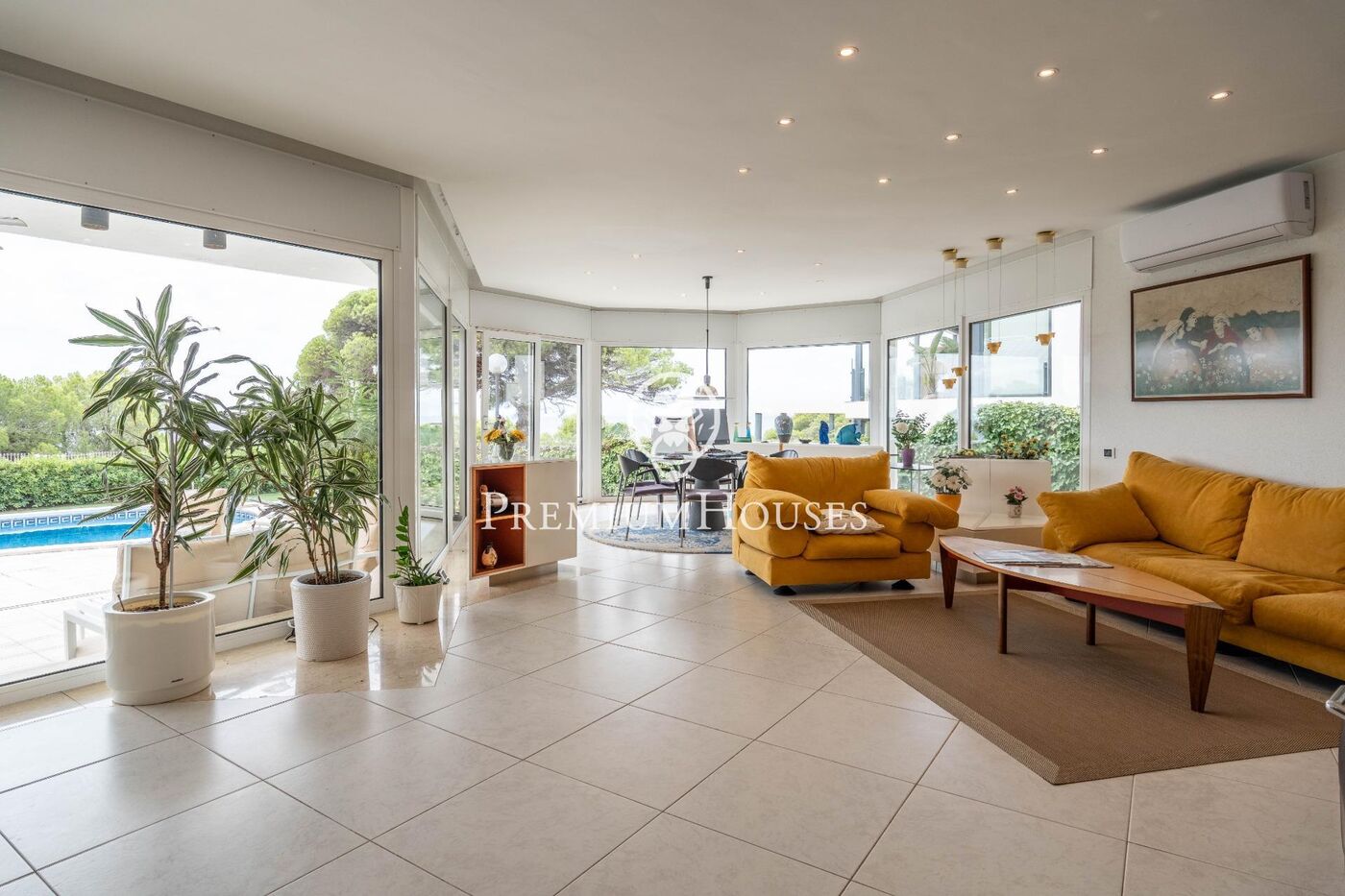 Casa con piscina en primera línea de mar en els Munts