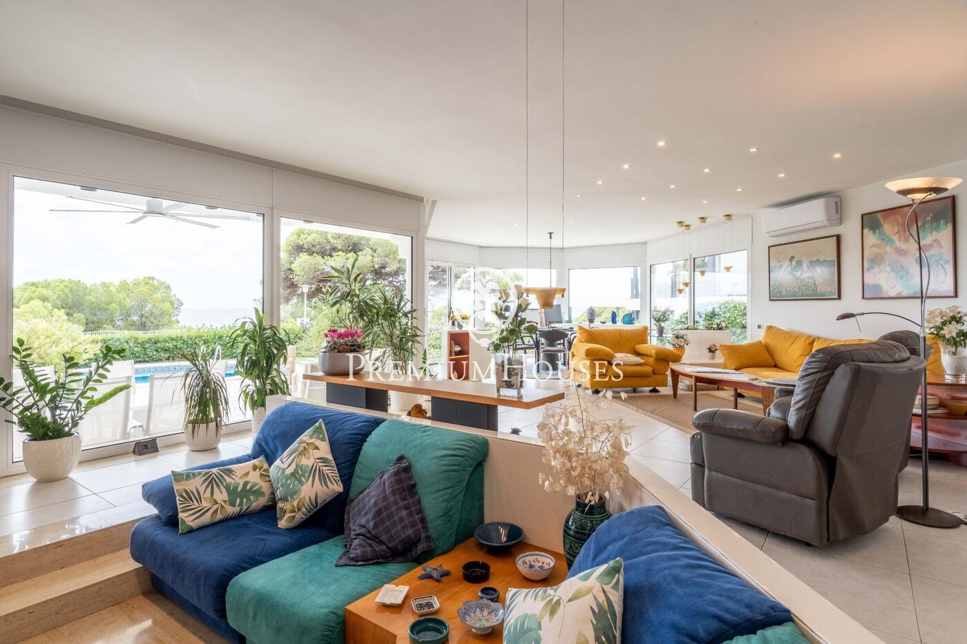 Casa con piscina en primera línea de mar en els Munts