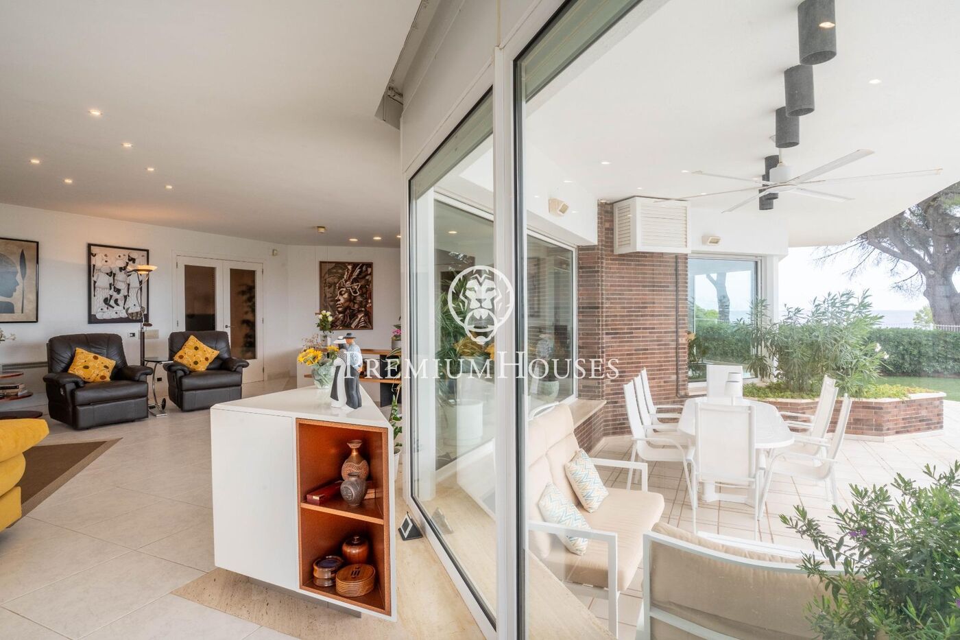 Casa con piscina en primera línea de mar en els Munts