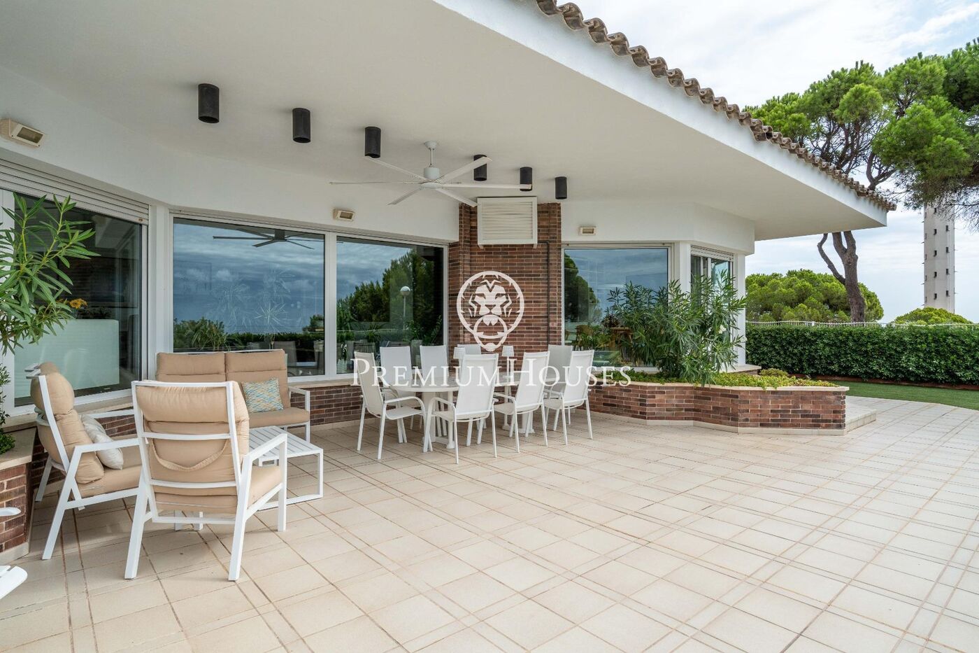 Casa con piscina en primera línea de mar en els Munts