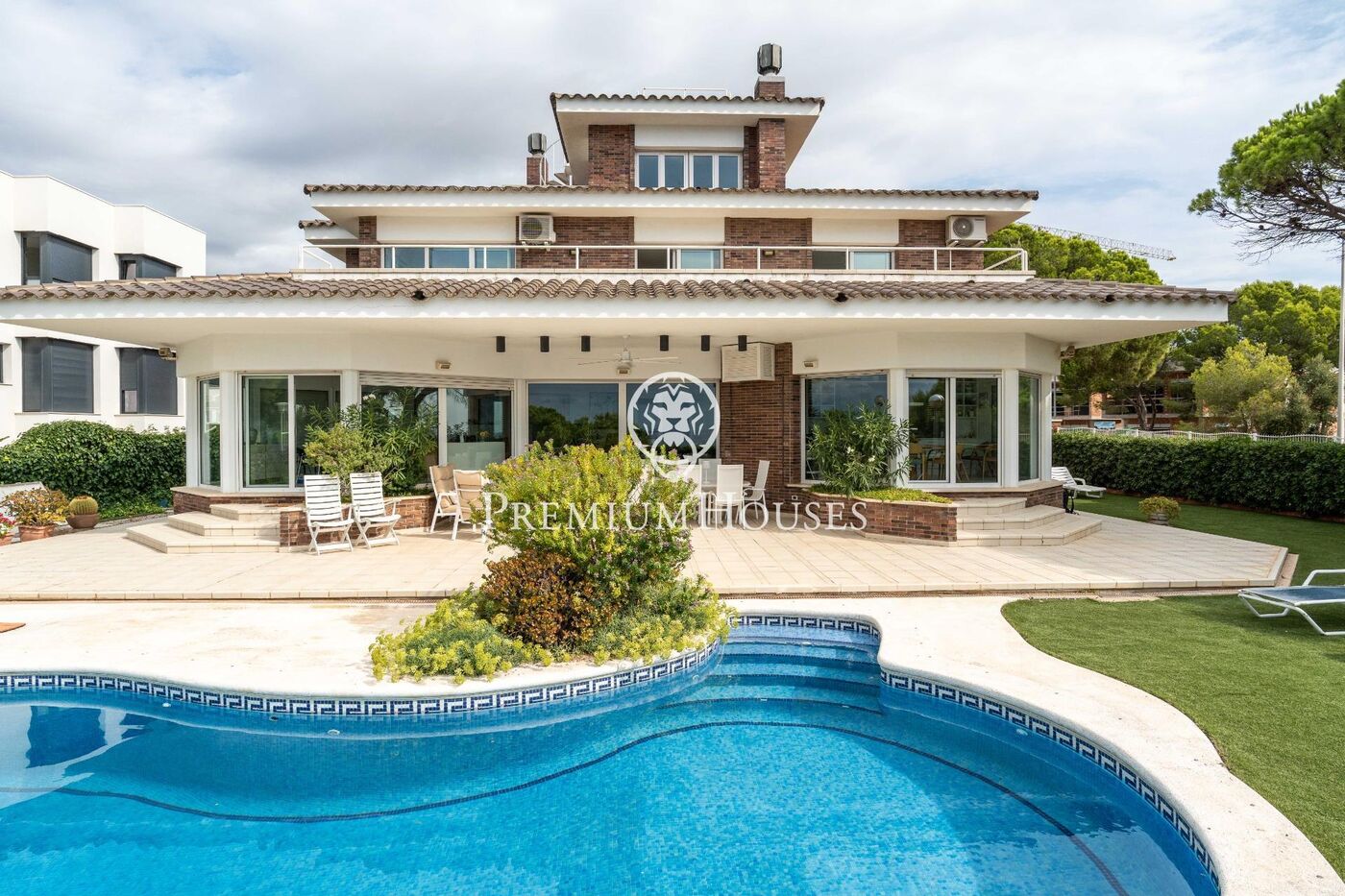 Casa con piscina en primera línea de mar en els Munts