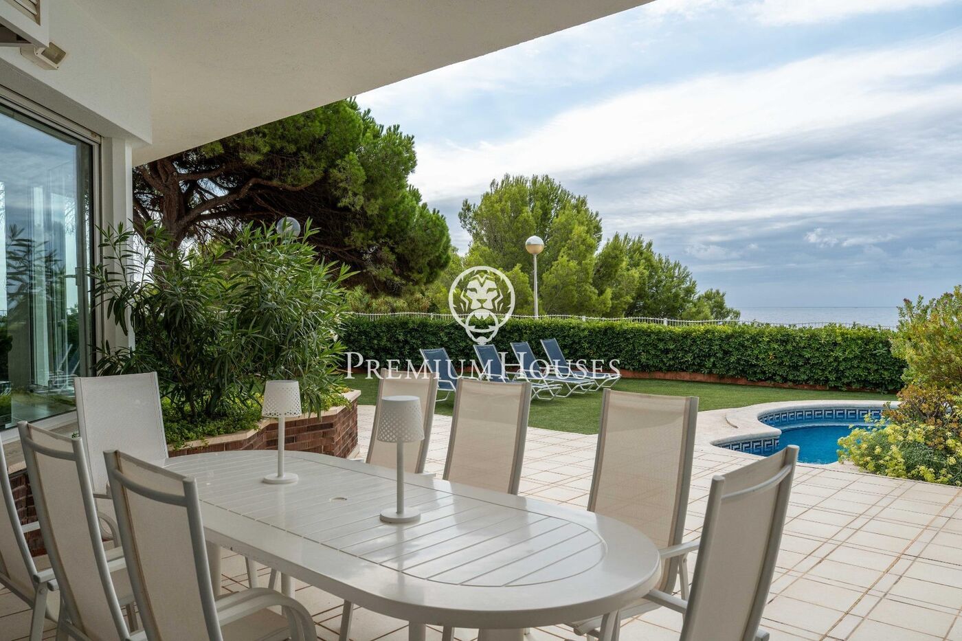 Casa con piscina en primera línea de mar en els Munts