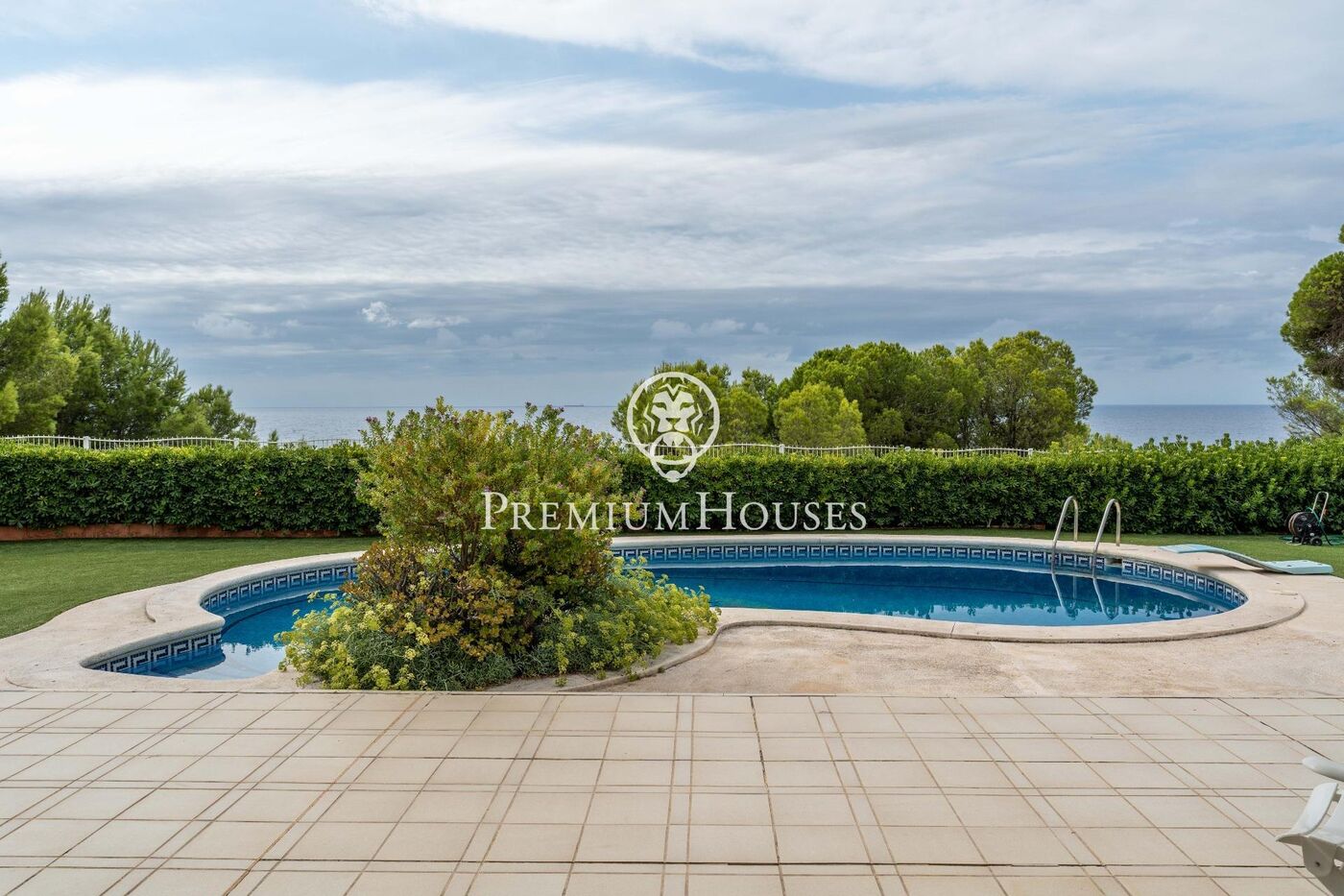 Casa con piscina en primera línea de mar en els Munts