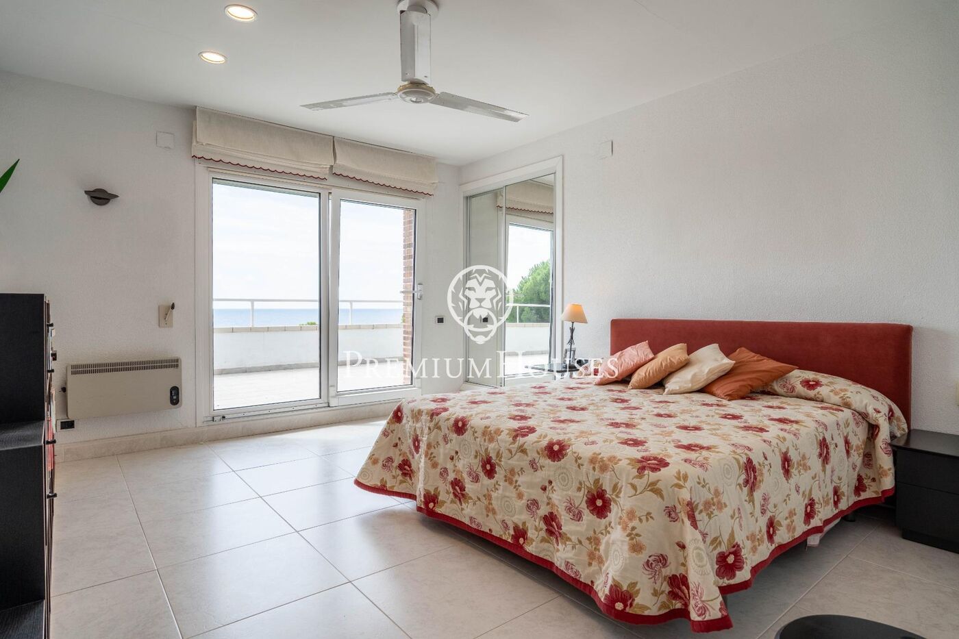 Casa con piscina en primera línea de mar en els Munts