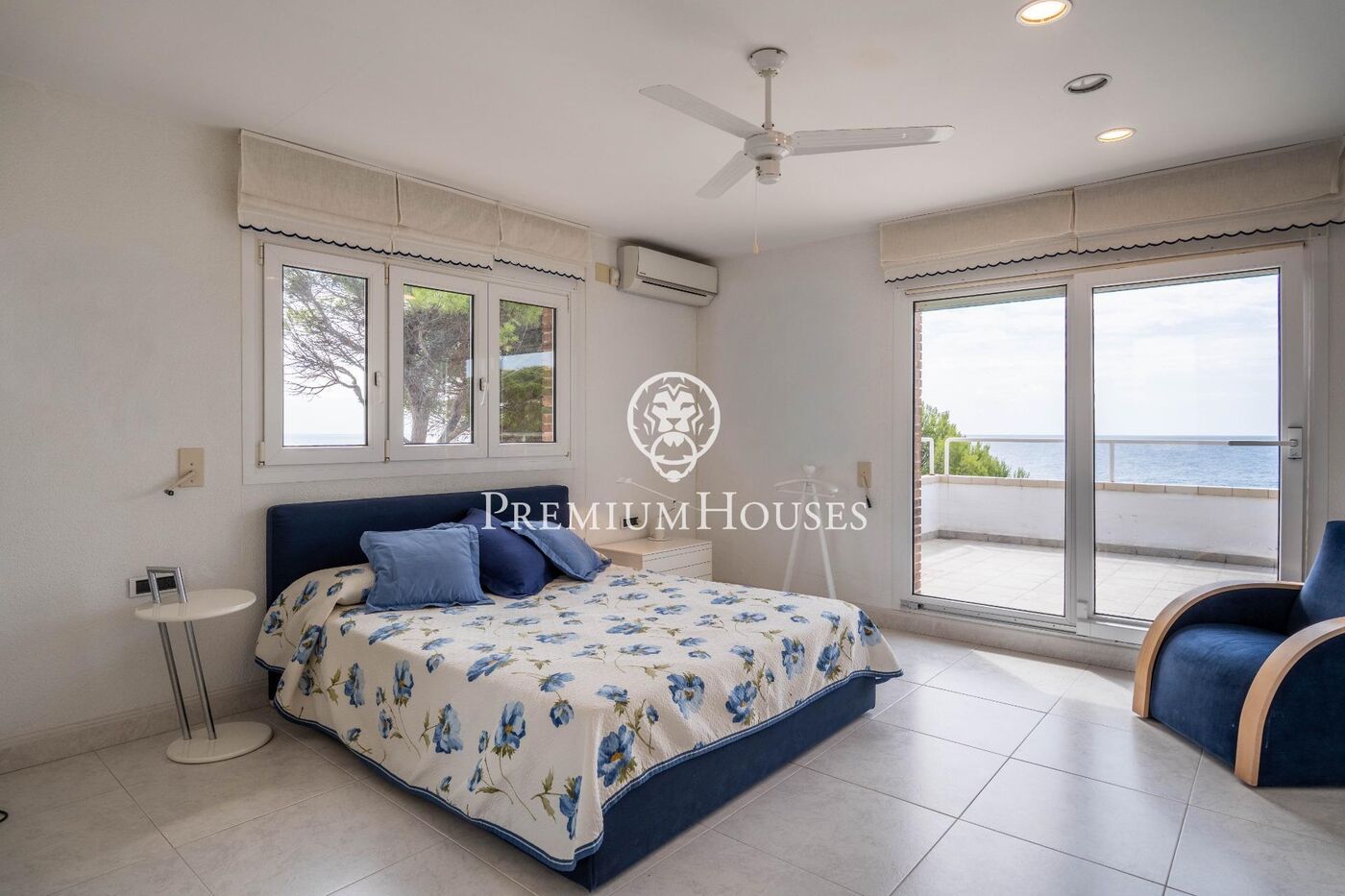 Casa con piscina en primera línea de mar en els Munts