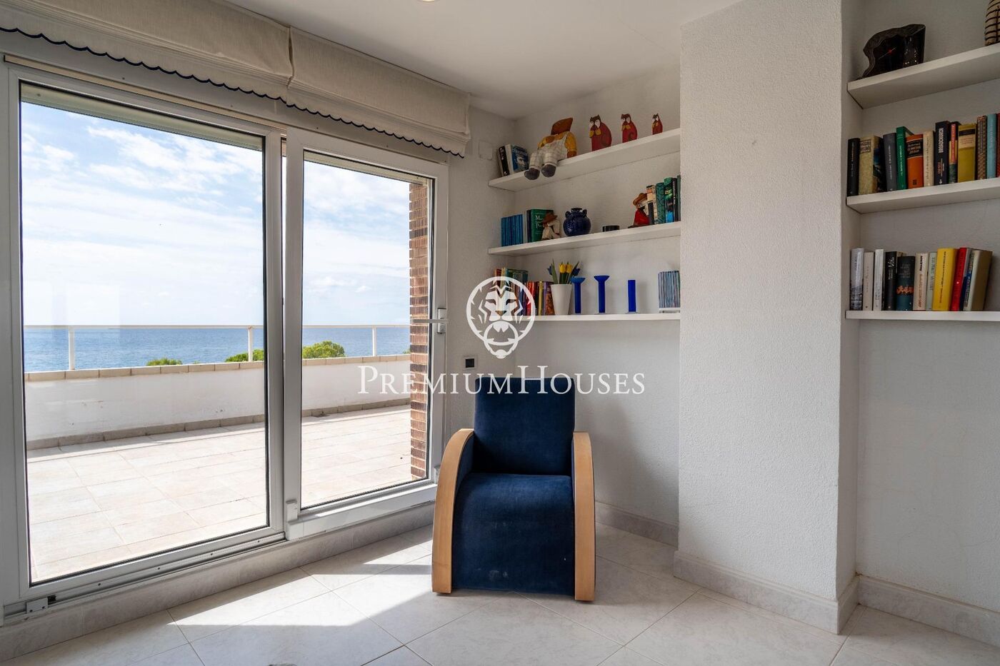 Casa con piscina en primera línea de mar en els Munts