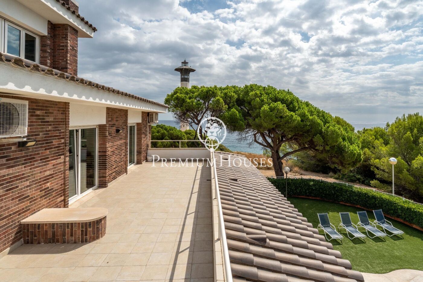 Casa con piscina en primera línea de mar en els Munts