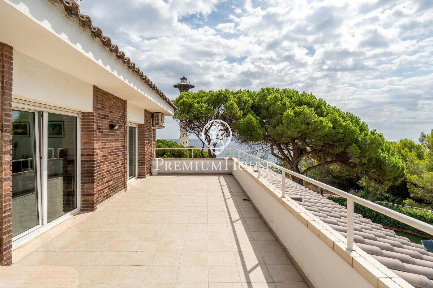 Casa con piscina en primera línea de mar en els Munts