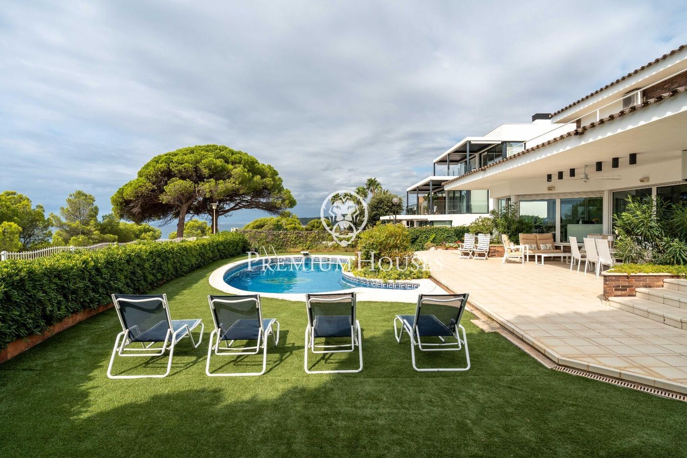 Casa con piscina en primera línea de mar en els Munts