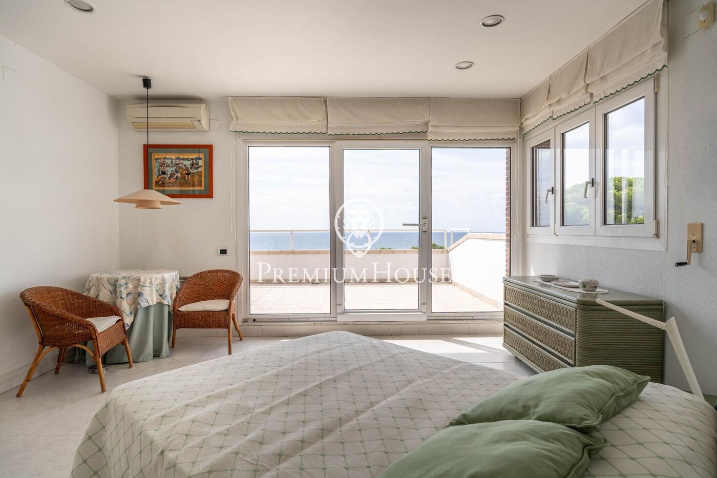 Casa con piscina en primera línea de mar en els Munts