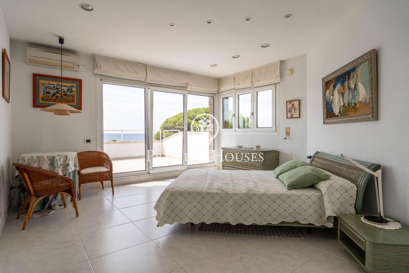 Casa con piscina en primera línea de mar en els Munts