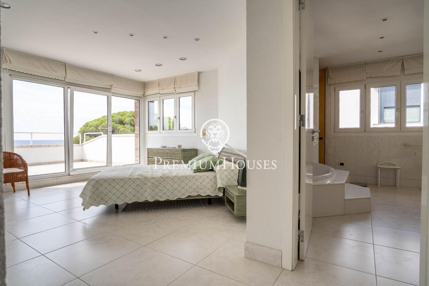 Casa con piscina en primera línea de mar en els Munts