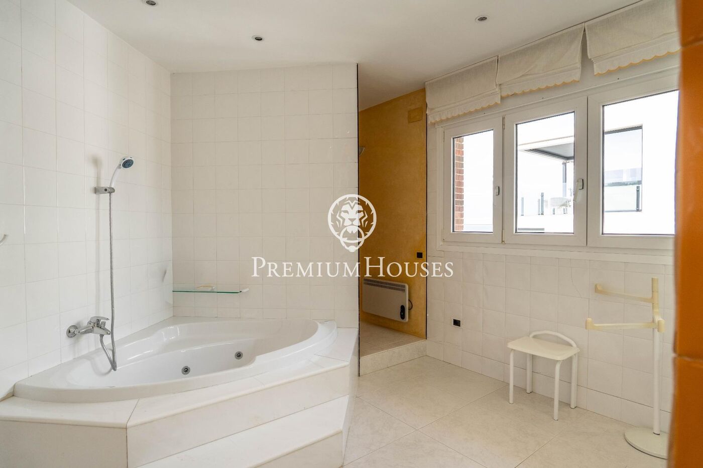 Casa con piscina en primera línea de mar en els Munts