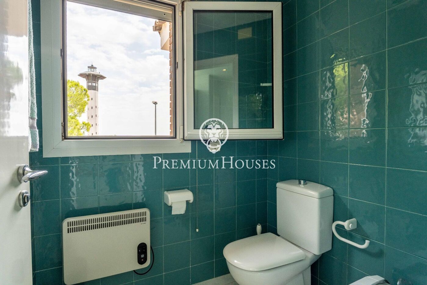Casa con piscina en primera línea de mar en els Munts