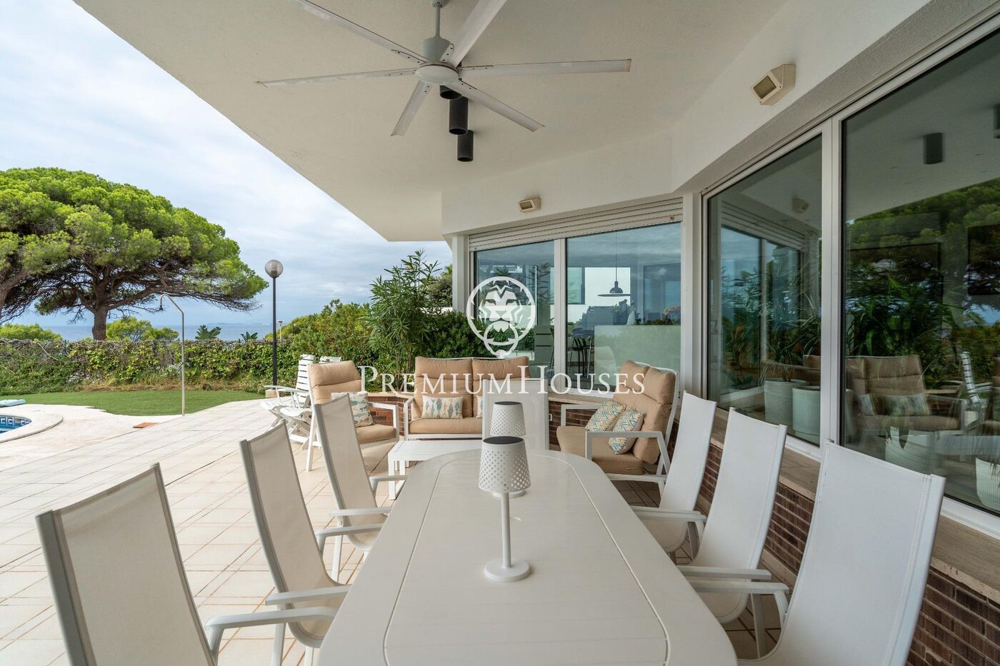 Casa con piscina en primera línea de mar en els Munts