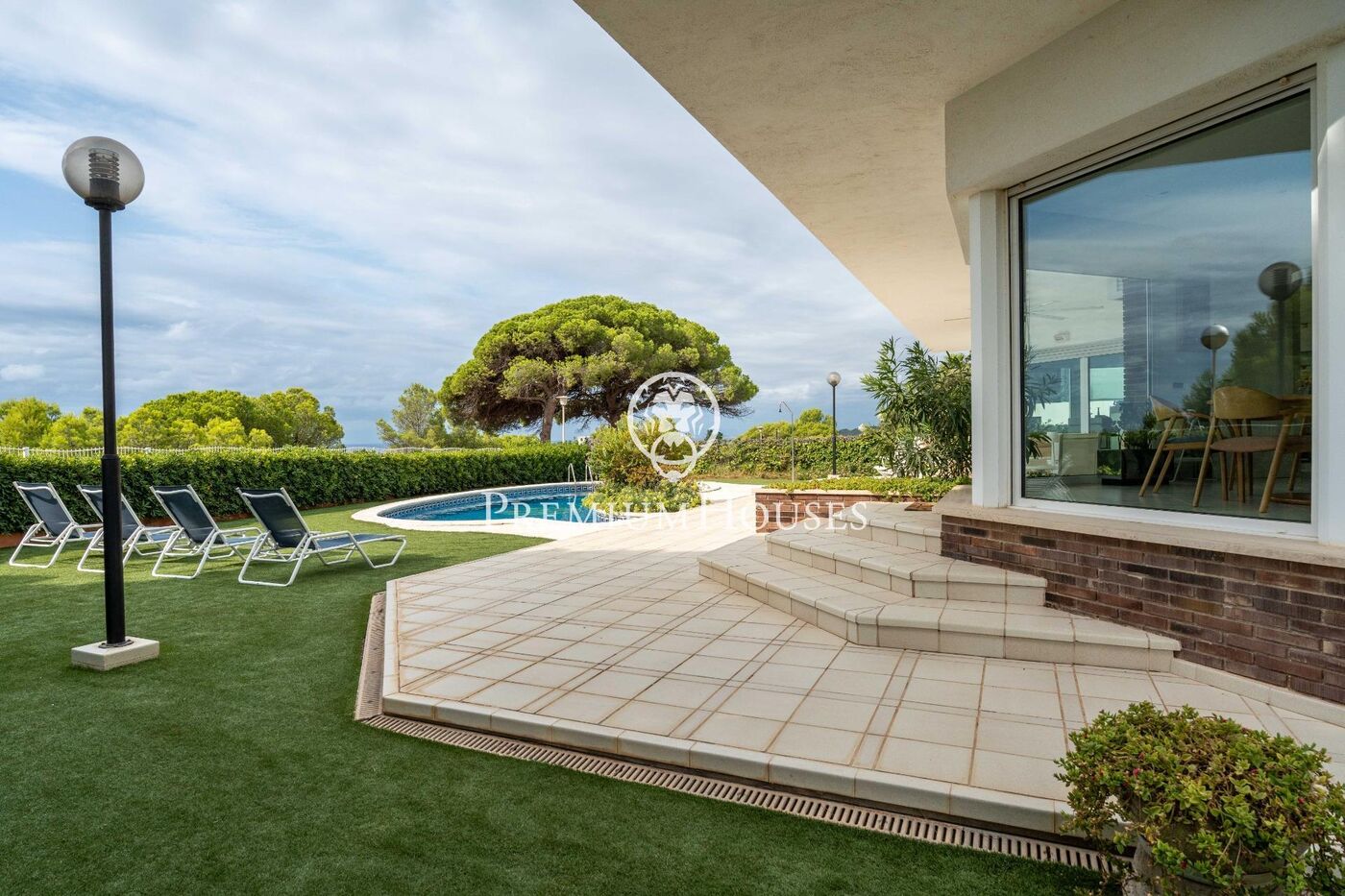 Casa con piscina en primera línea de mar en els Munts