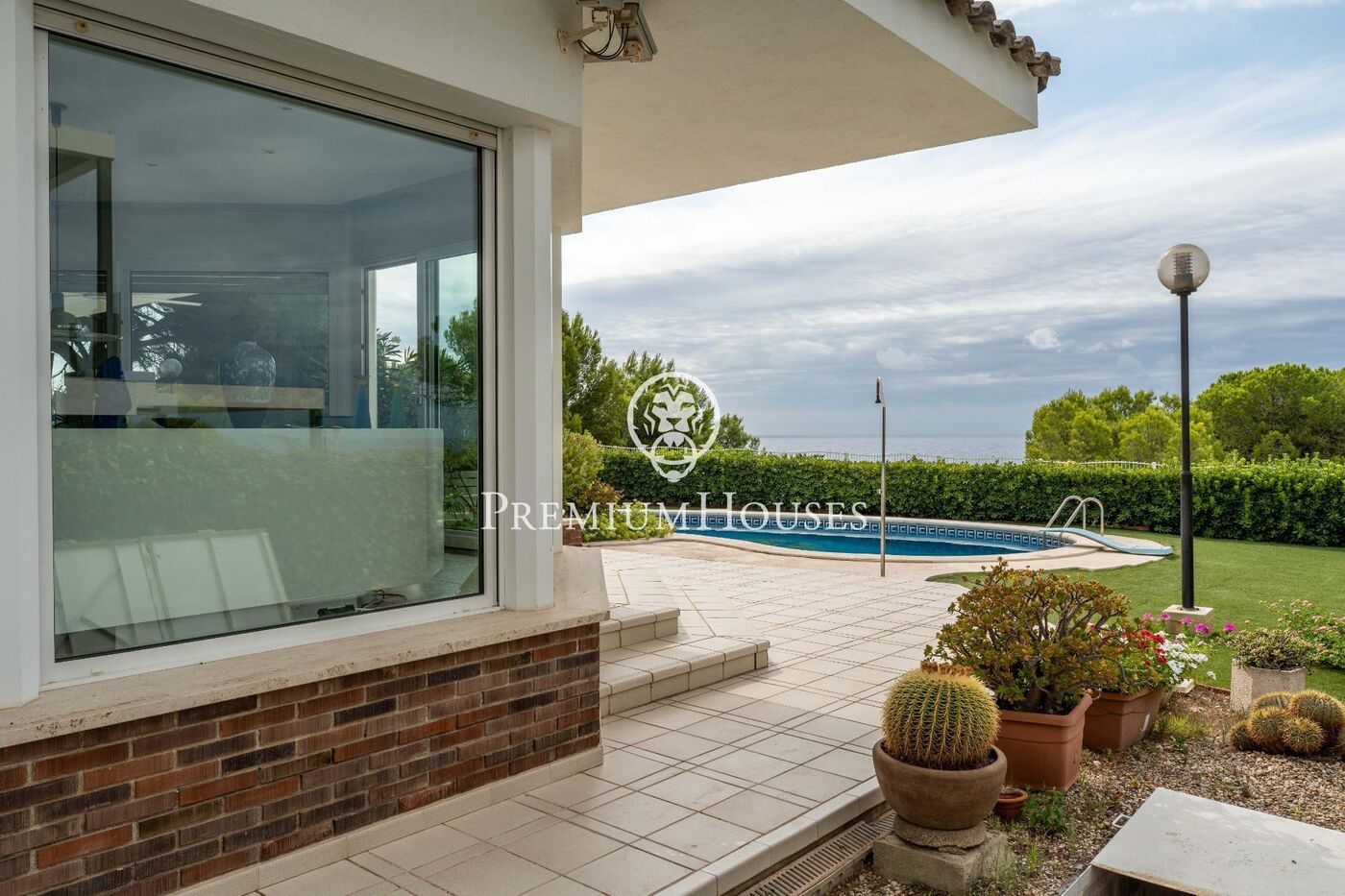 Casa con piscina en primera línea de mar en els Munts