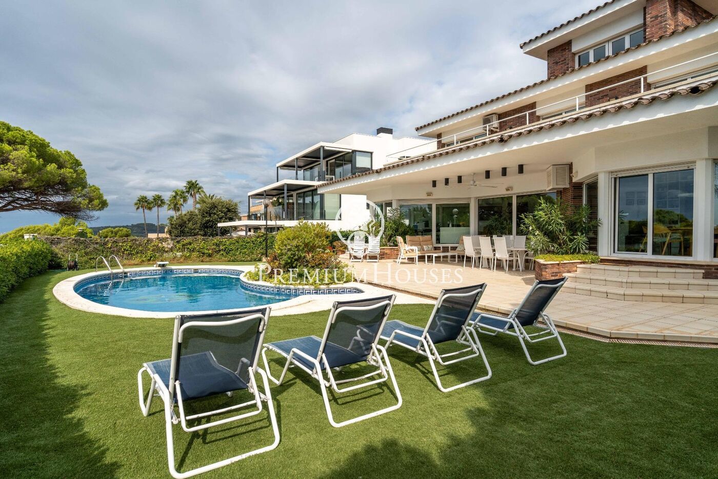 Casa con piscina en primera línea de mar en els Munts