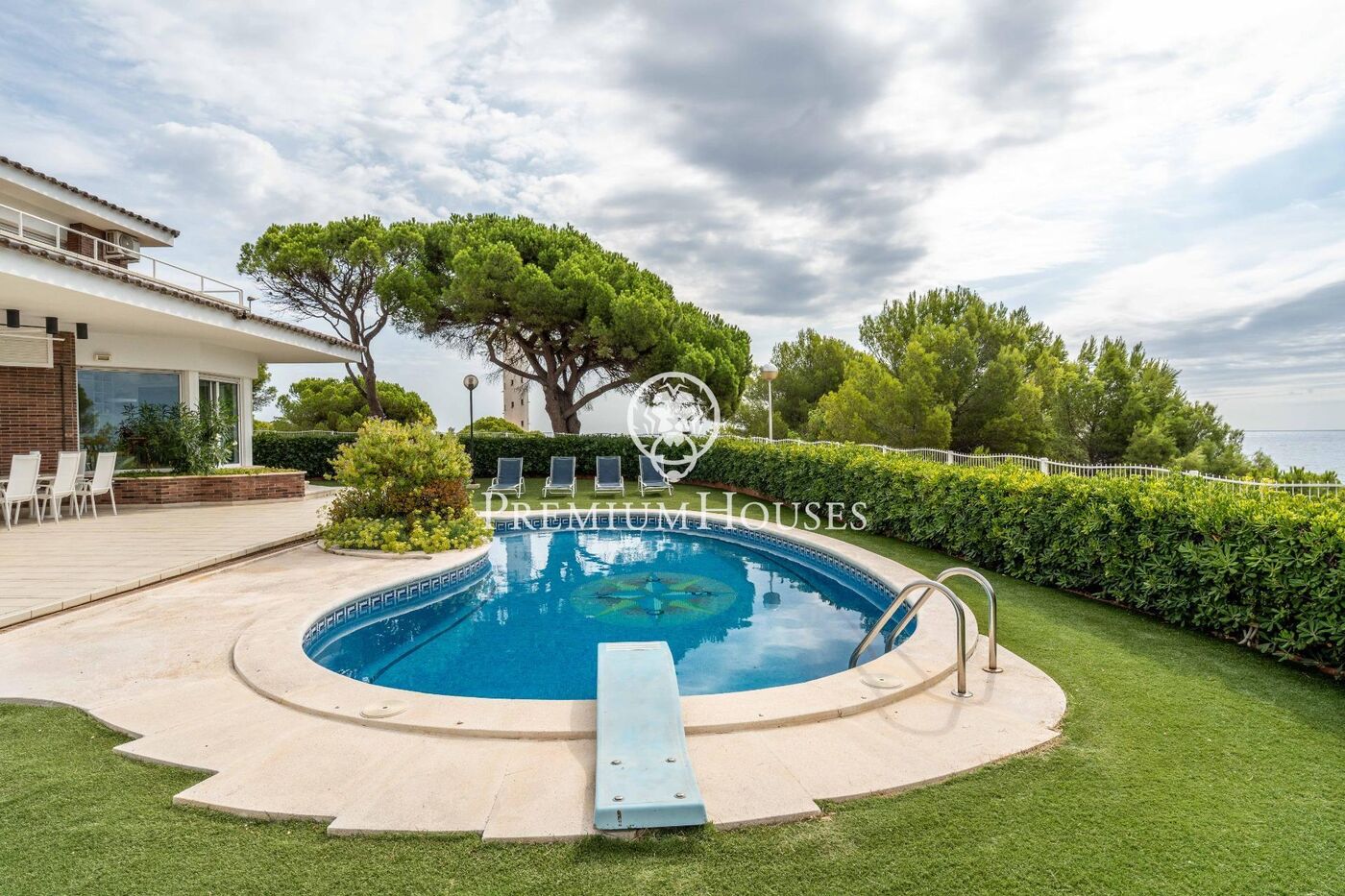 Casa con piscina en primera línea de mar en els Munts