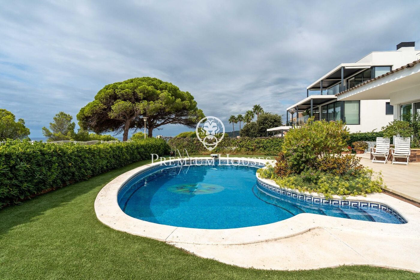 Casa con piscina en primera línea de mar en els Munts