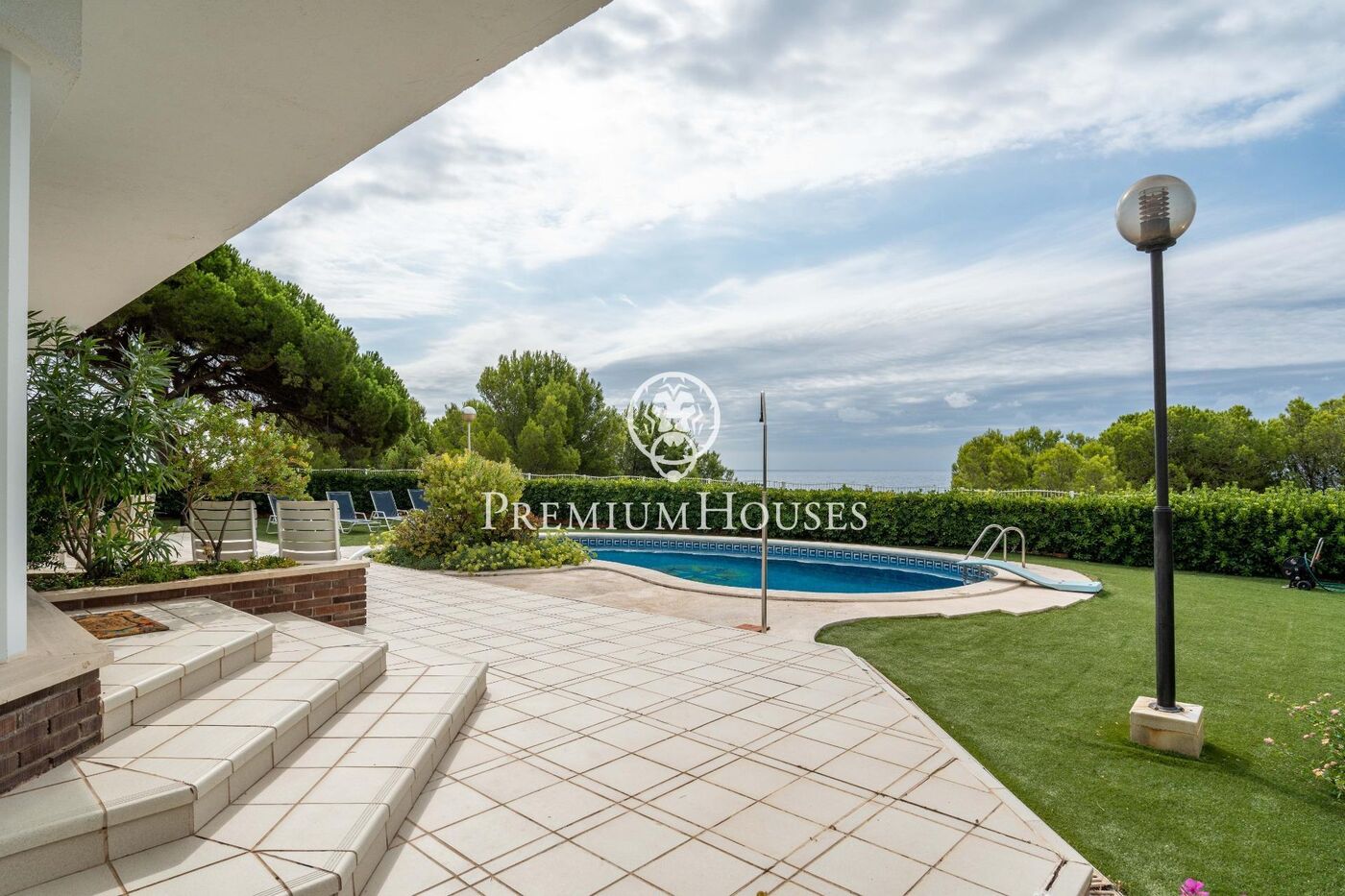 Casa con piscina en primera línea de mar en els Munts