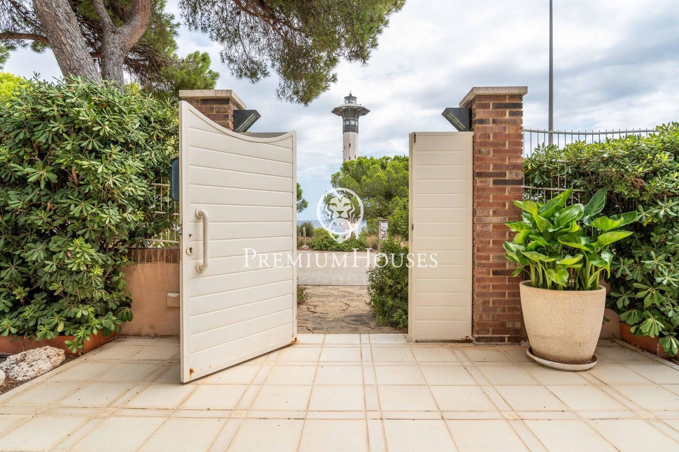 Casa con piscina en primera línea de mar en els Munts
