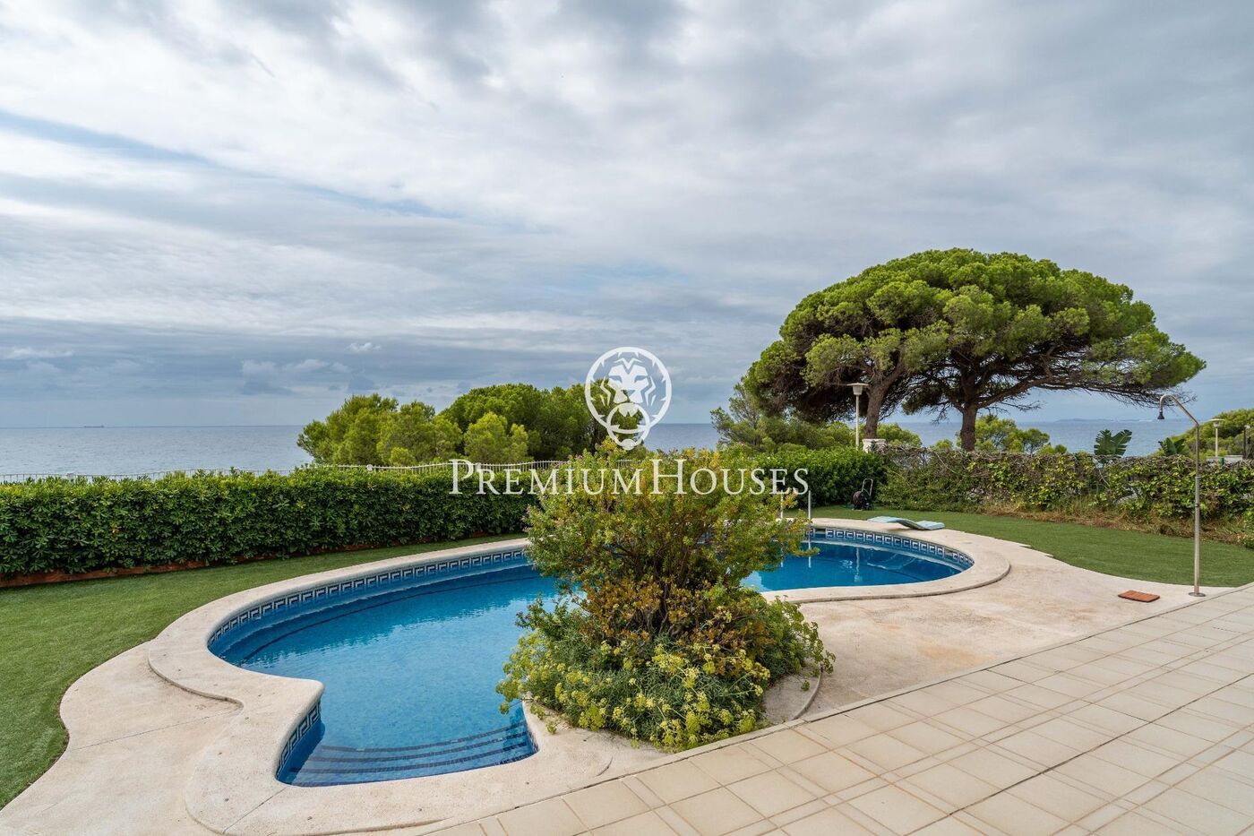 Casa con piscina en primera línea de mar en els Munts