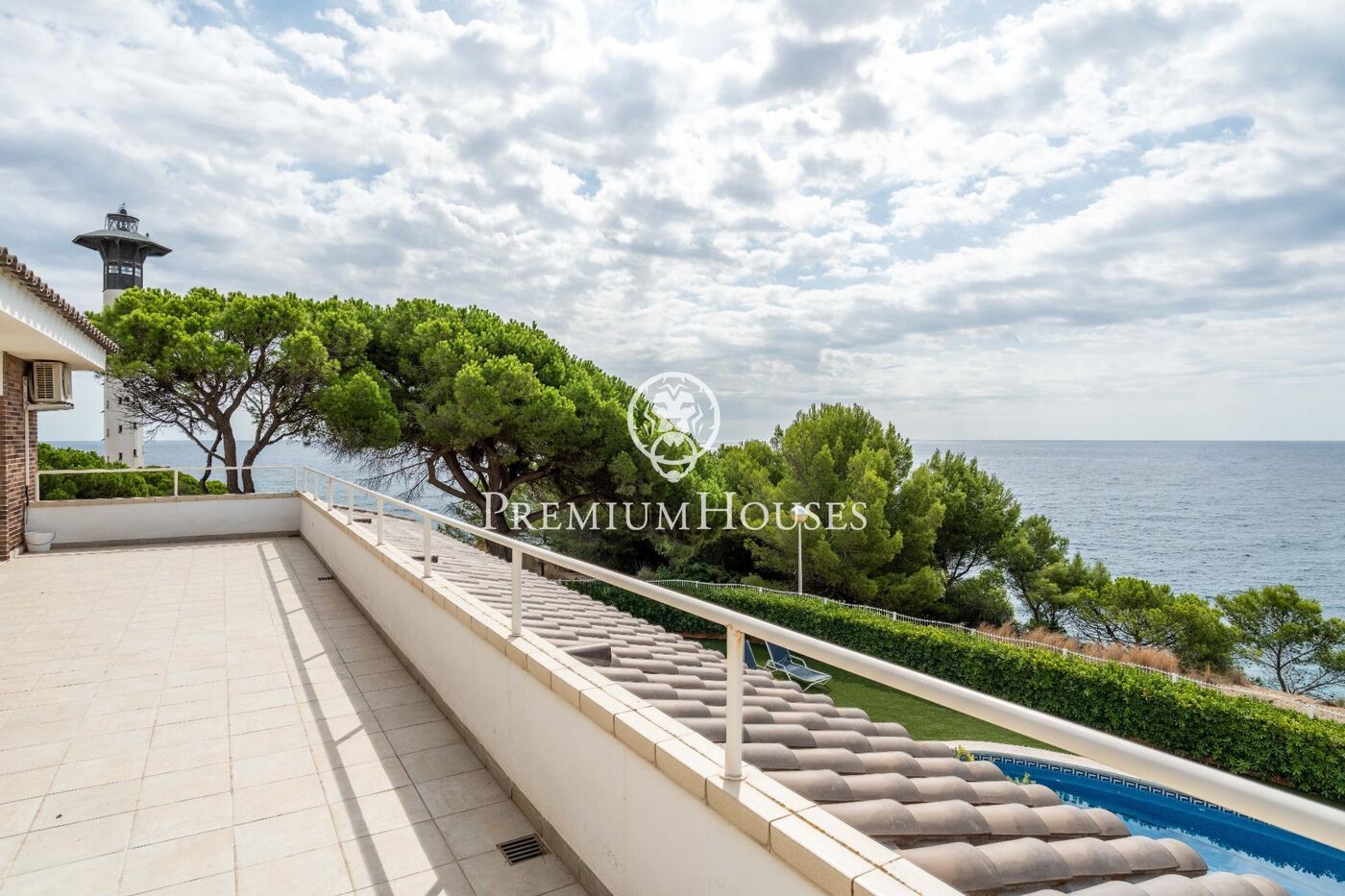 Casa con piscina en primera línea de mar en els Munts