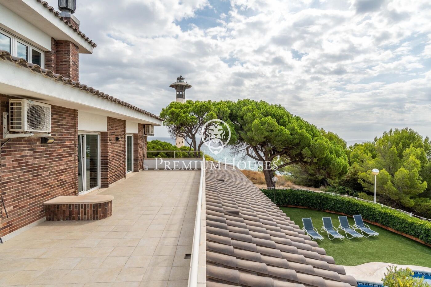 Casa con piscina en primera línea de mar en els Munts