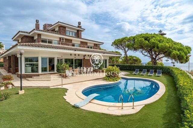 Casa amb piscina en primera línia de mar en els Munts