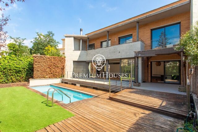 Casa adossada a Alella en venda amb piscina privada