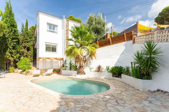 Mediterranean house for sale with sea views, private pool and separate flat in Castellar d'Índies
