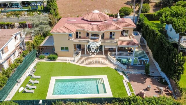 Spectacular house for sale in Can Teixidó with sea views