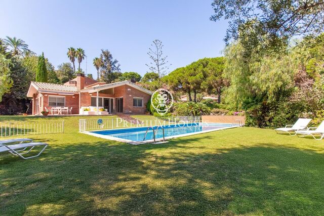 Casa en venta en zona prime con jardín y piscina