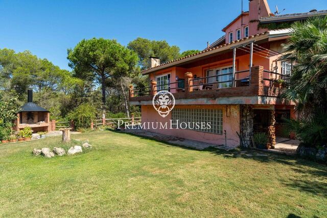 Casa independiente con jardín y vistas despejadas en Begues