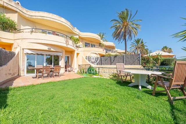 Adossat amb piscina comunitària i vistes clares a Vallpineda