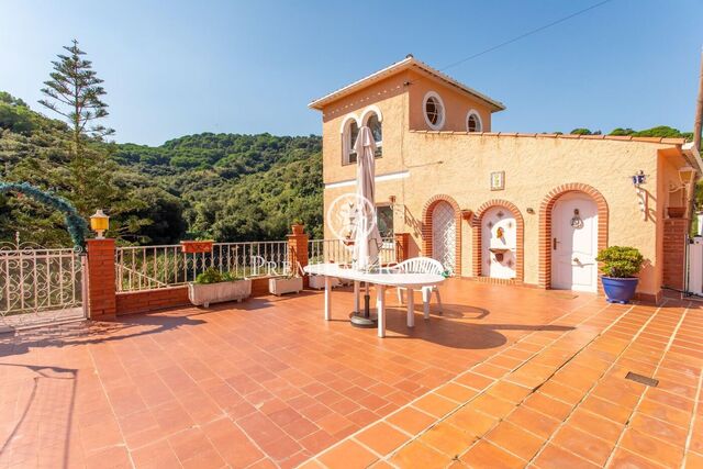 Casa independiente con piscina interior y jardín en alquiler en Calella