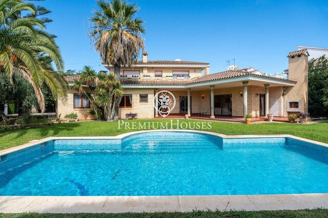 Detached house with pool and garden in Vilafortuny